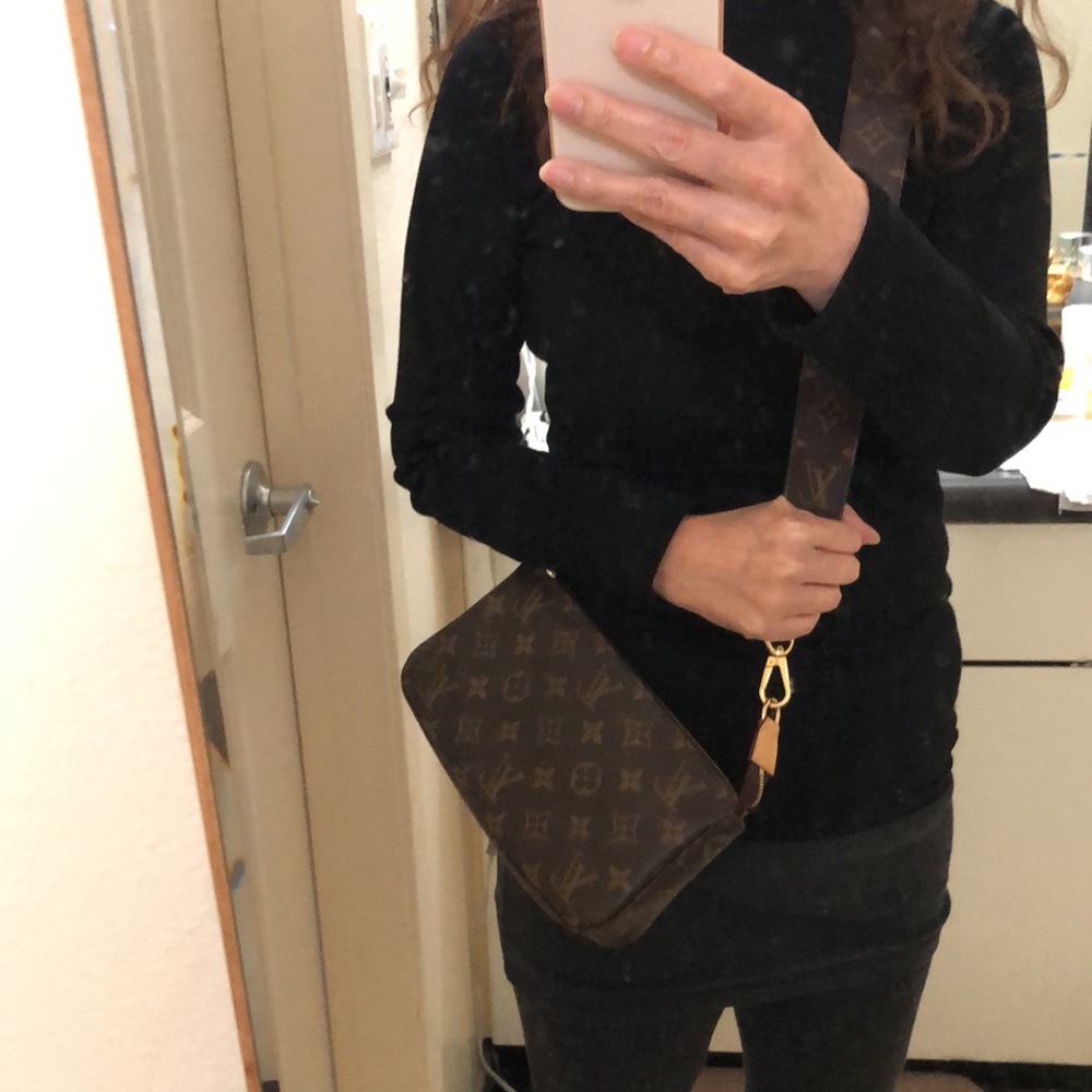 AUTHENTIC 🌸🌸 Pochette Accessory 🌸🌸 with Louis Vuitton Crossbody Strap